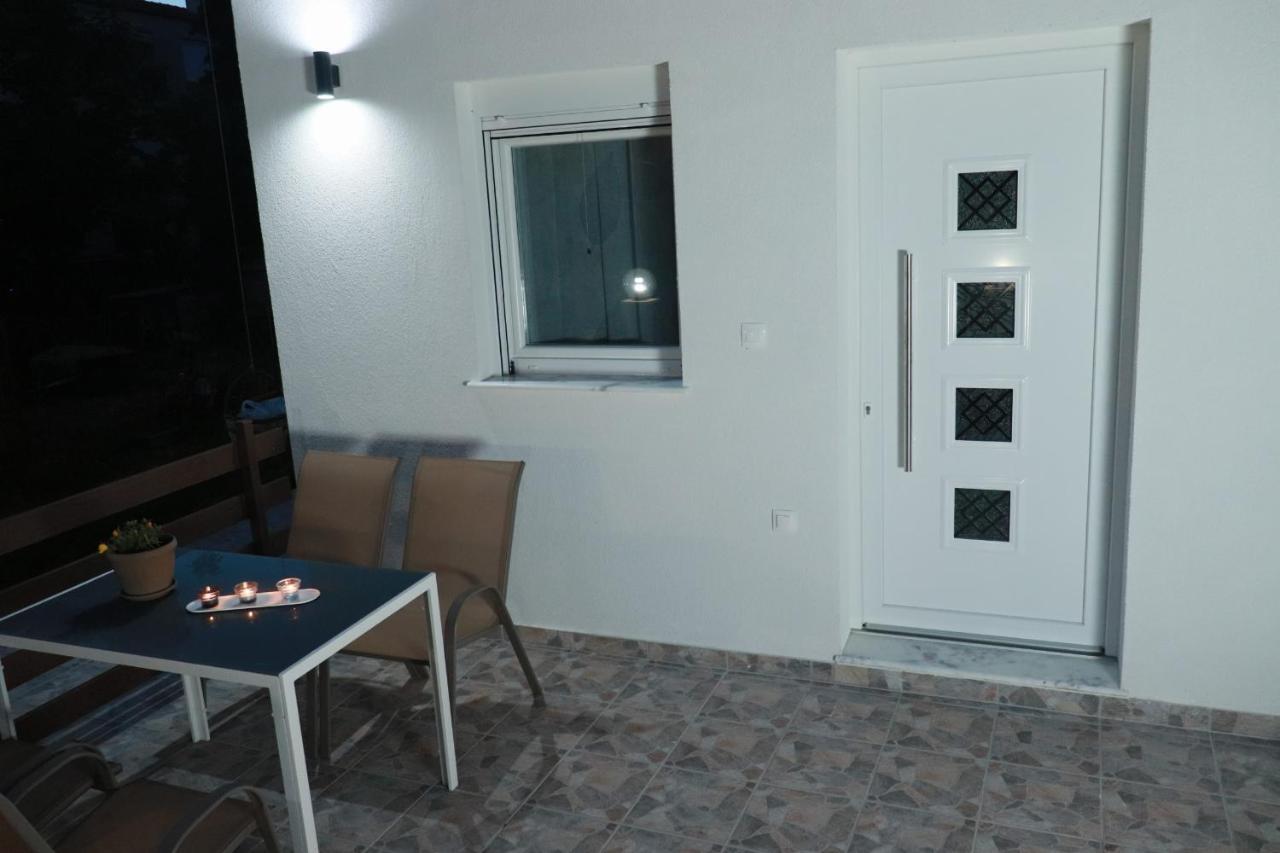 פלוגיטה Filippou Luxury Apartments מראה חיצוני תמונה