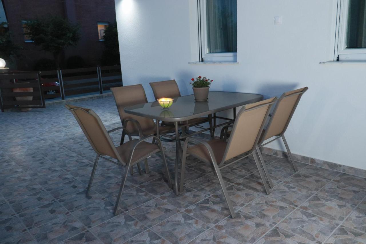 פלוגיטה Filippou Luxury Apartments מראה חיצוני תמונה